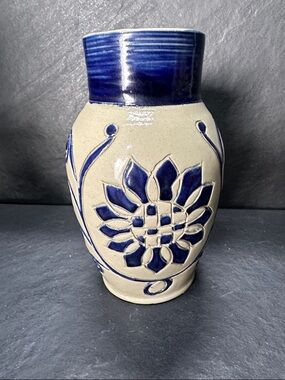 Williamsburg Pottery Salt Glaze 6" Jug Vase Pitcher ~ Tan Cobalt Blue Floral